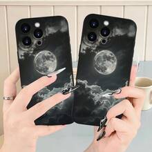 Funda de Teléfono Artística de Luna y Nube en Blanco y Negro con Impresión Negra para iPhone 16/15/14/13/12/11Plus Pro Max Min, con Protección de Agujero de Precisión para Lente. Este nuevo modelo de alta calidad y estilo es un regalo perfecto para las fiestas o cumpleaños para novias, novios, mujeres, hombres, esposos, esposas y... - Negro - Ver 10