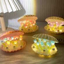 1 peça de abajur em formato de tulipa, luminária floral de plástico criativa feita à mão, abajur decorativo de mesa de cabeceira, enfeite de mesa para casa, iluminação romântica para ambiente de quarto, abajur compacto para sala de estar, luminária de aniversário em formato de tulipa. Ideal como presente de aniversário para meninas, mães ou namoradas, também adequado para o Dia dos Namorados. Perfeito para presentear, decorar a casa, compor o quarto, dar estilo à sala de estar, decorar festas e exibir em mesas.