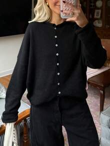 Vivid Style 女士卷边下摆圆领贝壳扭结纽扣长袖针织开衫，短款宽松舒适纯色毛衣，复古风格，适合圣诞节、新年等场合穿着。 - 黑色 - 查看 5