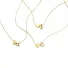 قلادة حرف أولي ذهبي رقيق بتصميم جانبي، قلادة حرف أبجدي 26 للنساء