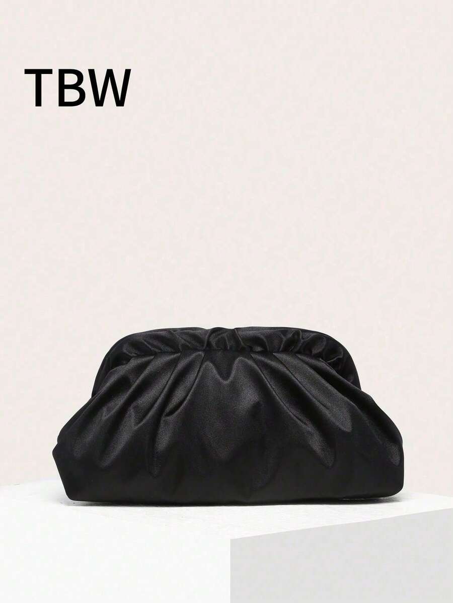女士手提包为纯色丝缎褶皱云朵包，复古又大容量，适合外出逛街。