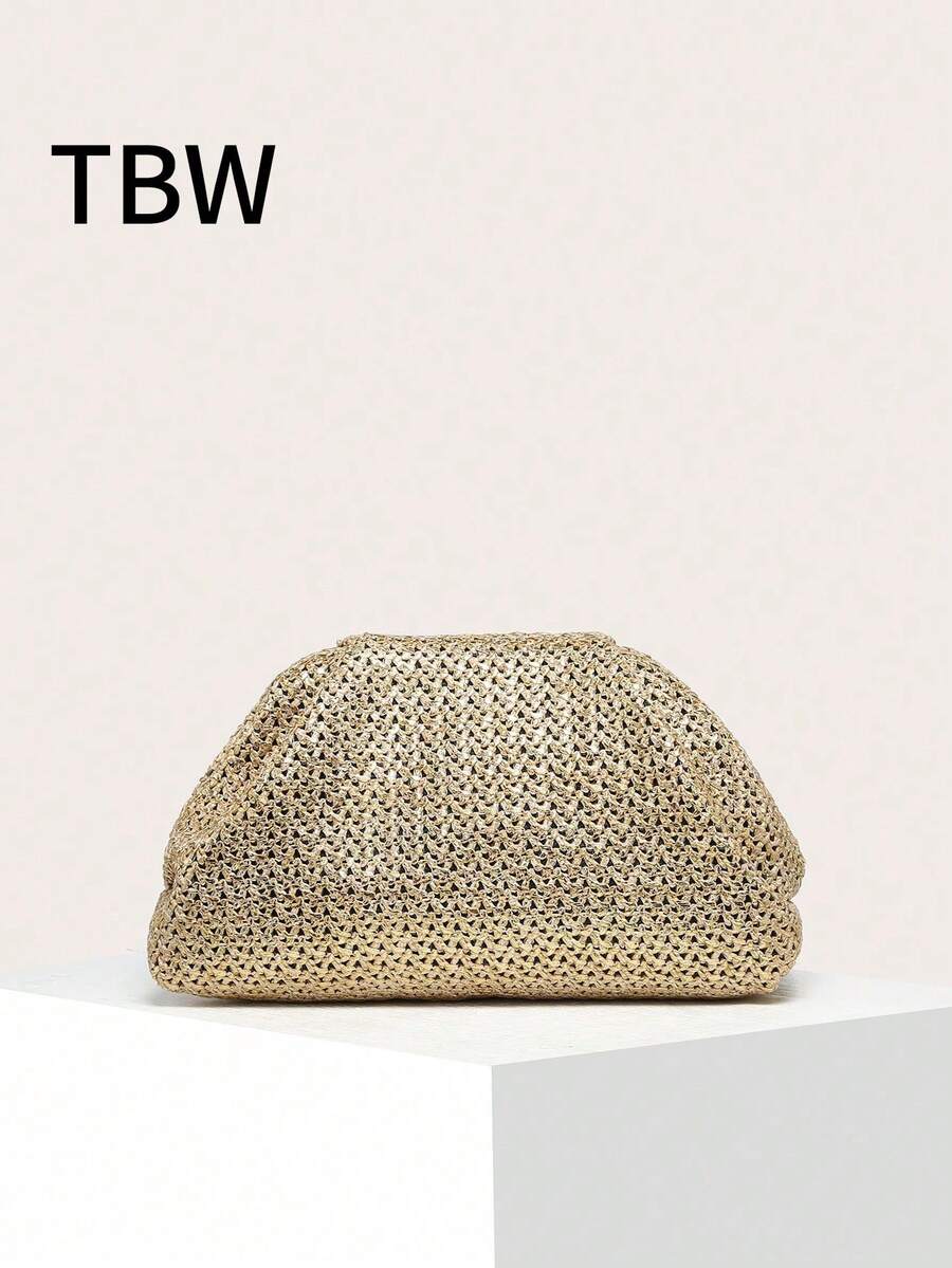 这位女士拿着一个由编织褶皱制成的手拿包，褶皱轻盈如云，时尚简约，容量大，适合购物和外出。 - 金色 - 查看 1