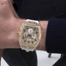Reloj Phoenix multifunción de cuarzo con esfera dorada y correa de silicona blanca para hombres. Descubre el elegante y funcional reloj multifunción Phoenix de Guess. Con una esfera dorada y una correa de silicona blanca, este reloj es perfecto para los hombres que valoran tanto la moda como la practicidad. Mantente al día con múltiples funciones y eleva tu look con esta pieza de relojería elaborada con experticia. - Dorado - Ver 6