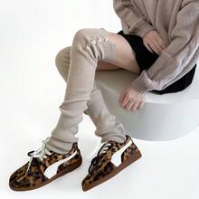 Cubiertas de pierna versátiles y de moda para otoño e invierno, con rodilleras cálidas y diseño de botón alto en la pierna. Calcetines largos de color blanco leche apilados sobre las rodillas - Camello de arroz - Ver 4
