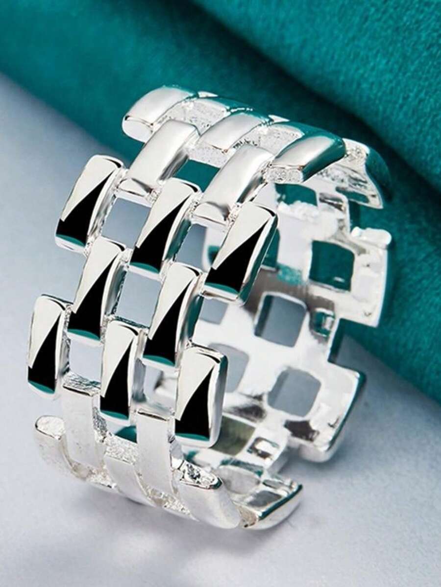 A Vintage Smooth Square Checkered Hollowed-Out Ring, A Delicate And Fashionable Accessory For Women