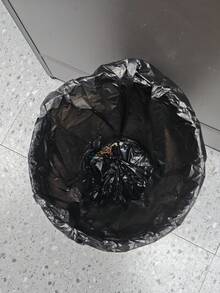 50 Contagem Sacos de Lixo Pequenos de 4-6 Galões, Tipo Boca Plana Preta Regular Grossa, Sacos de Lixo Domésticos Descartáveis Portáteis, Tipo Boca Plana Forte para Lixo de Cozinha, Sacos de Lixo Plásticos para Limpeza de Casa, Banheiro, Quarto, Escritório, Lixeira de Cozinha, Limpeza Doméstica, Limpeza de Cozinha, Limpeza de Festa, Suprimentos de Limpeza de Natal e Ano Novo