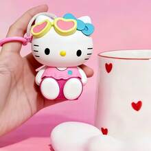 Sanrio 1 szt. brelok SANRIO do Hello Kitty – wisząca ozdoba z filtrem UV, zmieniająca kolor, ABS i poliester, uroczy motyw kreskówkowy, idealny na kluczyki samochodowe, plecaki, dla przyjaciół i rodziny (urodziny, ukończenie szkoły), akcesoria do Hello Kitty, brelok, zabawny dodatek, wysokiej jakości rzemiosło, pomysły na świąteczne prezenty, smycze do toreb z uchwytem na identyfikator, akcesoria samochodowe, zawieszki do toreb