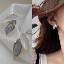 The 2025 New Moon Whistle Leaf Earrings Are Inspired By The Forms Of Natural Leaves And Feature A Unique "Moon Whistle" Element, Cleverly Blending Niche Aesthetics With Everyday Wear. The Earrings Feature A Carefully Selected, High-Quality Metal Base With A Soft Luster, Creating A Discreet, High-End Feel That Transcends The Need For Embellishment.