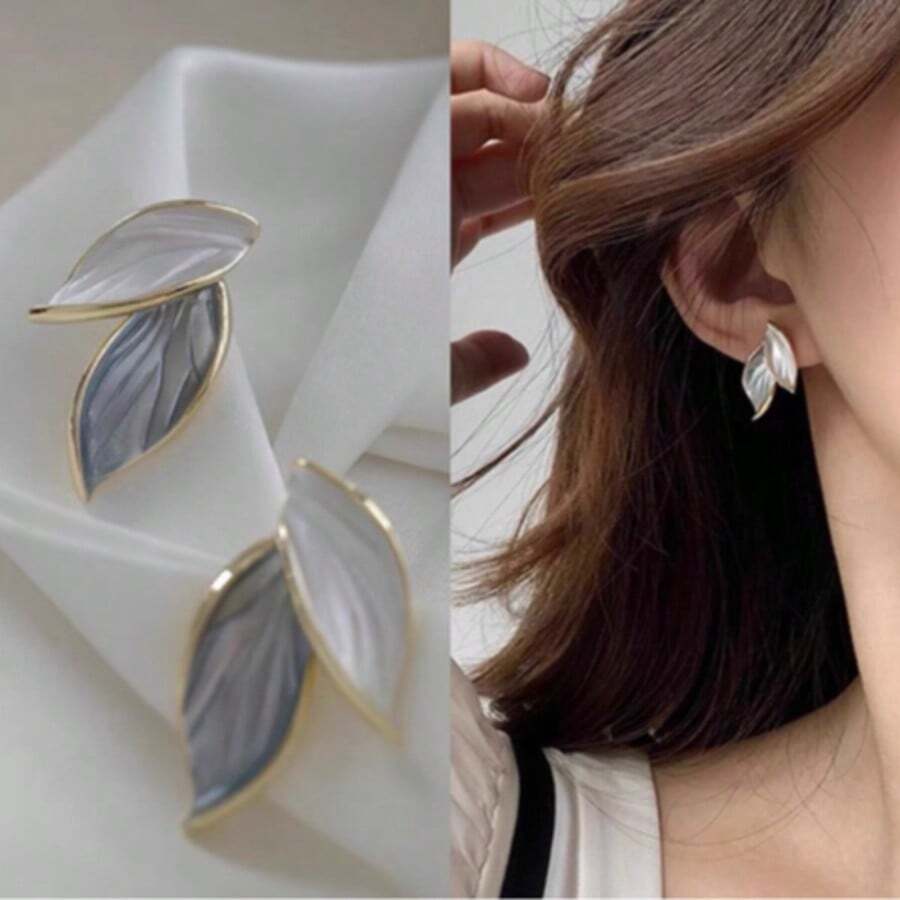 The 2025 New Moon Whistle Leaf Earrings Are Inspired By The Forms Of Natural Leaves And Feature A Unique "Moon Whistle" Element, Cleverly Blending Niche Aesthetics With Everyday Wear. The Earrings Feature A Carefully Selected, High-Quality Metal Base With A Soft Luster, Creating A Discreet, High-End Feel That Transcends The Need For Embellishment.