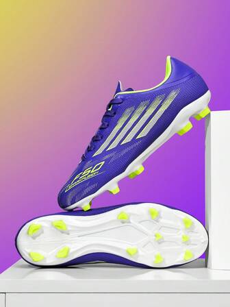 新款男士足球鞋推荐，采用长钉设计，防滑，低帮，适合日常草地足球训练和比赛，四季皆宜。