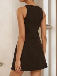 纯色优雅无袖A字迷你连衣裙，饰有金属质感花卉图案，是新年和情人节穿搭的必备单品。 - 黑色 - 查看 7