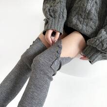 Cubiertas de pierna versátiles y de moda para otoño e invierno, con rodilleras cálidas y diseño de botón alto en la pierna. Calcetines largos de color blanco leche apilados sobre las rodillas - Camello de arroz - Ver 2