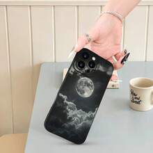 Funda de Teléfono Artística de Luna y Nube en Blanco y Negro con Impresión Negra para iPhone 16/15/14/13/12/11Plus Pro Max Min, con Protección de Agujero de Precisión para Lente. Este nuevo modelo de alta calidad y estilo es un regalo perfecto para las fiestas o cumpleaños para novias, novios, mujeres, hombres, esposos, esposas y... - Negro - Ver 4