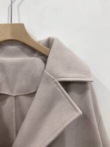 Abrigo midi de mujer de talla grande con ajuste regular, cuello en V profundo, manga larga y detalles de botones en tela tejida