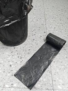 50 Contagem Sacos de Lixo Pequenos de 4-6 Galões, Tipo Boca Plana Preta Regular Grossa, Sacos de Lixo Domésticos Descartáveis Portáteis, Tipo Boca Plana Forte para Lixo de Cozinha, Sacos de Lixo Plásticos para Limpeza de Casa, Banheiro, Quarto, Escritório, Lixeira de Cozinha, Limpeza Doméstica, Limpeza de Cozinha, Limpeza de Festa, Suprimentos de Limpeza de Natal e Ano Novo