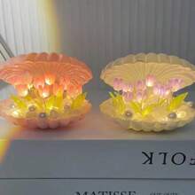 1 peça de abajur em formato de tulipa, luminária floral de plástico criativa feita à mão, abajur decorativo de mesa de cabeceira, enfeite de mesa para casa, iluminação romântica para ambiente de quarto, abajur compacto para sala de estar, luminária de aniversário em formato de tulipa. Ideal como presente de aniversário para meninas, mães ou namoradas, também adequado para o Dia dos Namorados. Perfeito para presentear, decorar a casa, compor o quarto, dar estilo à sala de estar, decorar festas e exibir em mesas.