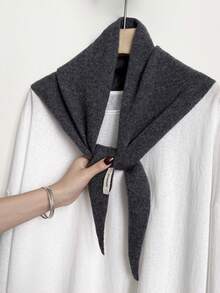 1条纯羊毛三角围巾，用途广泛，保暖性极佳，适合冬季佩戴，可作头饰或时尚多功能礼品。