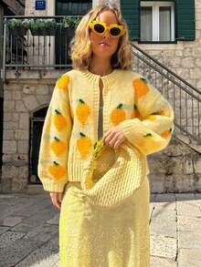 Plus-Size Women's Fall And Winter Butter Yellow Fashionable Long-Sleeve Knitted Cardigan, With Mango Jacquard Color-Blocking Design, Ideal For Sweet And Casual Daily Wear And School Outfits.