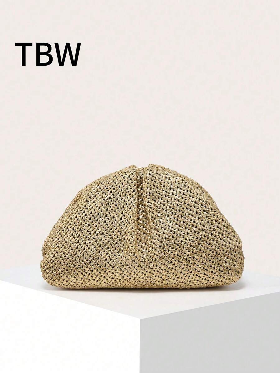 Wanita ini memegang tas clutch berkapasitas besar, modis, dan minimalis yang didesain dengan lipatan anyaman dan motif awan, cocok untuk berbelanja dan bepergian. - Emas - View 1