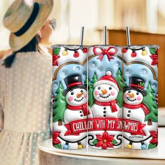 1 Stück 20oz Edelstahl isolierter gerader Becher, Muster mit einem Cartoon-Schneemann, der einen Zauberhut und eine Weihnachtsmannmütze trägt, dekoriert mit Weihnachtsbäumen, Schleifen, Blumen und Schneeflocken, kann in verschiedenen Szenen verwendet werden, eine gute Wahl für den Eigengebrauch oder als Geschenk, Weihnachts- oder Geburtstagsgeschenk.