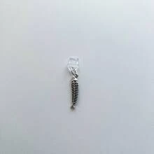 Nuevo enchufe antipolvo de primavera con diseño abstracto de espina de pescado metálico Y2K para puertos de carga de Apple Lightning, Type-C y teléfonos Android - Tapón antipolvo de espina de pescado plateado - Ver 16