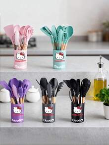 Sanrio مجموعة أدوات مطبخ سيليكون غير لاصقة مكونة من 12 قطعة، تتميز بمقابض مانعة للانزلاق باللونين الأسود والبني، تشمل مكشطة، خفاقة بيض، ملعقة، ملقط، ملعقة شوربة، مبشرة، ملقط، إلخ. مقاومة للحرارة وقوية، مناسبة لأدوات الطهي، مقاومة للخدش - مناسبة للخبز والقلي والغليان والبخار - هدية مثالية لعيد الميلاد وعيد الحب والتخرج والانتقال إلى منزل جديد