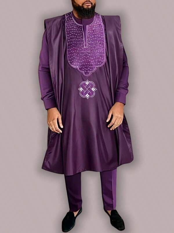 Tenue Agbada en trois pièces pour hommes, en violet. Longue robe blocs de couleurs brodée, chemise Dashiki et pantalon à taille élastique. Tenue africaine traditionnelle pour cérémonies, mariages, célébrations culturelles, festivals. Mode africaine élégante pour hommes, style royal et élégant.