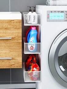 磁性储物架位于阳台上，靠近前置式洗衣机和浴室挂篮架。