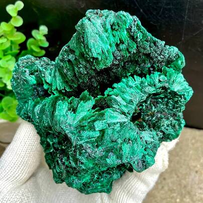 One Piece Or Five Pieces Of Beautiful Natural Malachite Stone Specimens, Perfect For Home Decor, Unrefined Stones, Ideal For Meditation, A Unique Addition To Any Crystal Collection, And An Excellent Gift Option For Valentine'S Day, Easter, And Ramadan.