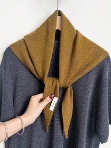 1条纯羊毛三角围巾，用途广泛，保暖性极佳，适合冬季佩戴，可作头饰或时尚多功能礼品。