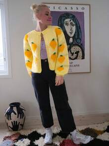 Plus-Size Women's Fall And Winter Butter Yellow Fashionable Long-Sleeve Knitted Cardigan, With Mango Jacquard Color-Blocking Design, Ideal For Sweet And Casual Daily Wear And School Outfits.