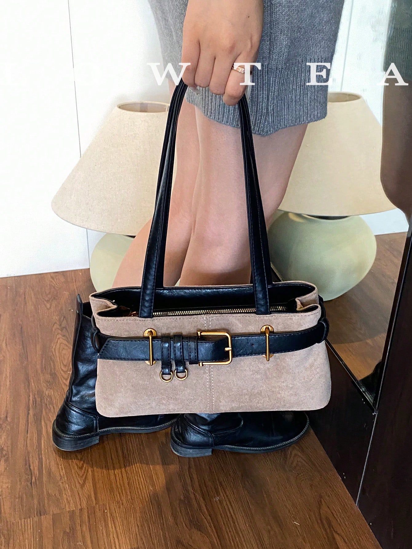 low tea حقيبة كتف مربعة من القماش المخملي ذات لون...