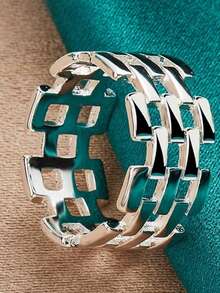 A Vintage Smooth Square Checkered Hollowed-Out Ring, A Delicate And Fashionable Accessory For Women