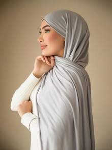 1条女士简约经典纯色优雅休闲围巾，优质针织粘胶面料，长款头巾式头巾，适合日常生活、外出和聚会等场合。 - 淺灰色 - 查看 1