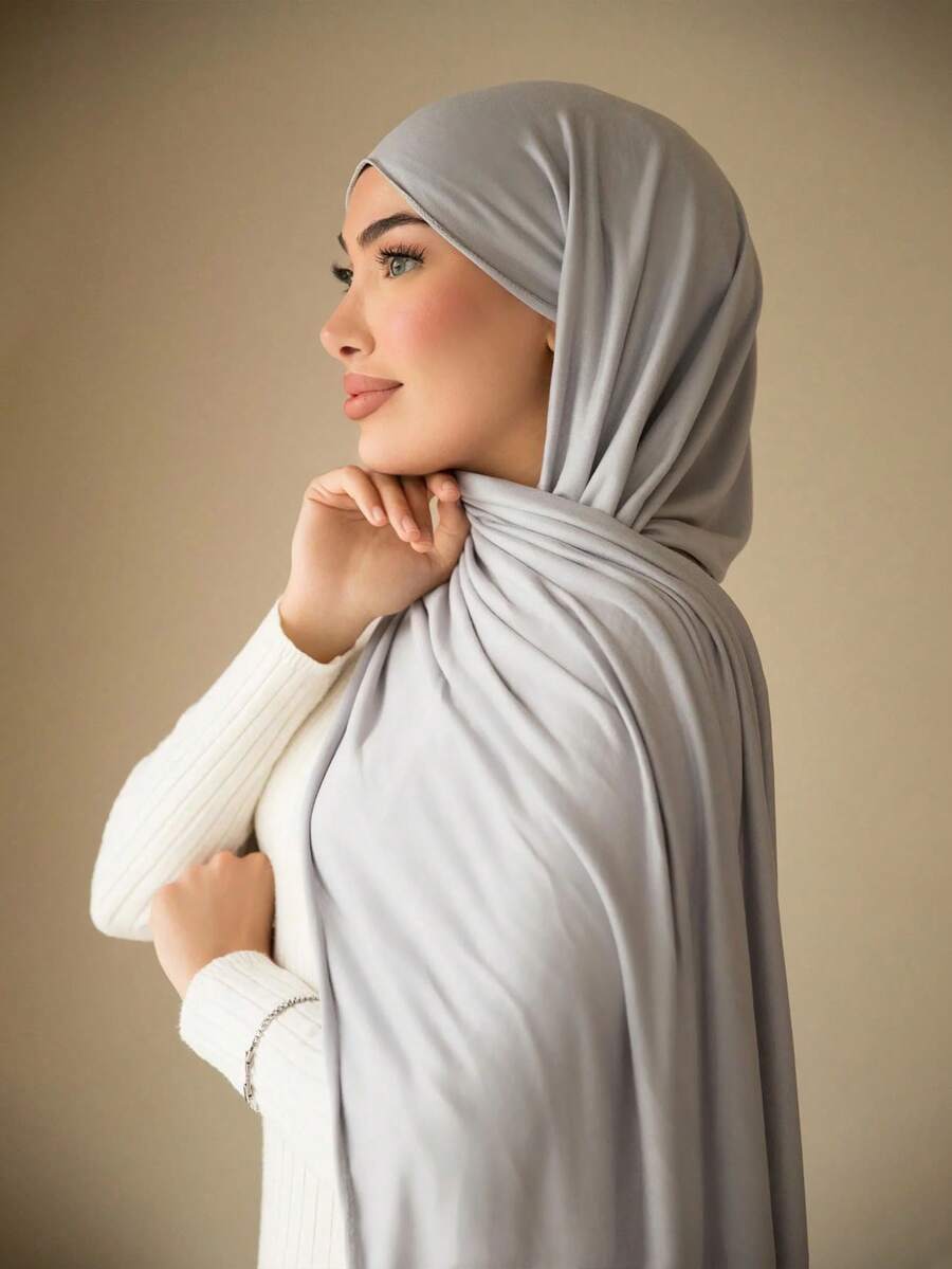 1条女士简约经典纯色优雅休闲围巾，优质针织粘胶面料，长款头巾式头巾，适合日常生活、外出和聚会等场合。 - 淺灰色 - 查看 1