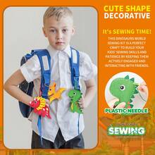 Kit de costura creativo del mundo de los dinosaurios para niños, juguete de manualidades interactivo entre padres e hijos de tela no tejida. El kit incluye varios materiales de tela no tejida con formas de dinosaurios y agujas de plástico. Los padres pueden guiar a los niños a aprender costura básica y hacer juntos Triceratops, Spinosaurus, etc., mejorando las habilidades motoras finas de los niños y el vínculo entre padres e hijos.