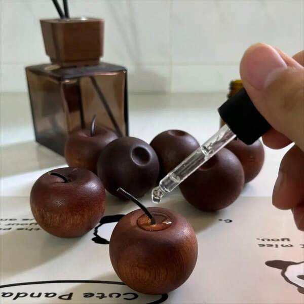 جهاز نشر الزيوت العطرية بشكل تفاحة صغيرة قطعة واحدة، من الخشب العطري، مناسب للغرف والحمامات والردهات لنشر الزيوت العطرية، ويمكن استخدامه أيضًا لديكور المناسبات، تصميم مدمج وقابل للنقل