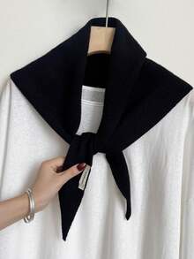 1条纯羊毛三角围巾，用途广泛，保暖性极佳，适合冬季佩戴，可作头饰或时尚多功能礼品。