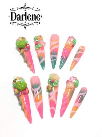 每套包含 10 片适用于 Y2K 细高跟鞋的手工亚克力指甲板，采用法式风格设计，带有水果、心形、水滴和字母装饰，有多种色调和裸色可供选择。3 种尺寸适合派对、舞会和日常穿着，配有指甲套装，是送给女士和女孩的理想指甲礼物。