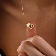 قلادة حرف أولي ذهبي رقيق بتصميم جانبي، قلادة حرف أبجدي 26 للنساء