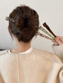 1个女士时尚简约优雅亚克力发夹，适合日常佩戴，可做发髻、盘发、发夹、发饰、发型设计，也可作为学习用品、发饰或头部配饰。