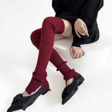 Cubiertas de pierna versátiles y de moda para otoño e invierno, con rodilleras cálidas y diseño de botón alto en la pierna. Calcetines largos de color blanco leche apilados sobre las rodillas - Camello de arroz - Ver 9