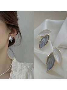 The 2025 New Moon Whistle Leaf Earrings Are Inspired By The Forms Of Natural Leaves And Feature A Unique "Moon Whistle" Element, Cleverly Blending Niche Aesthetics With Everyday Wear. The Earrings Feature A Carefully Selected, High-Quality Metal Base With A Soft Luster, Creating A Discreet, High-End Feel That Transcends The Need For Embellishment.