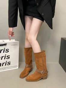 2025 秋冬新款复古棕色皮革扣女士中筒靴，方头粗跟西部牛仔靴，个性化百搭绒面革褶皱休闲靴 - 棕色 - 查看 2