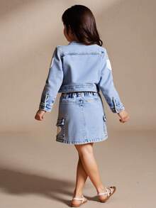 SHEIN 年轻女孩 Y2K 都市街头可爱心形印花牛仔夹克和全松紧腰工装裙，配有扁平口袋，两件套服装，学校，校园，大学 - 淺色水洗藍 - 查看 3