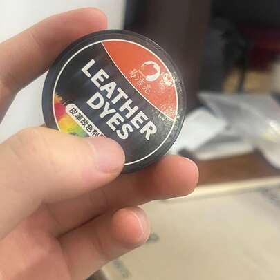 1瓶50克皮革染色剂，黑白树脂材质，用于修复褪色、刮花、磨损的鞋面，配有涂抹海绵，适用于沙发、皮包、皮带、方向盘等，颜色可选黄色、红色、棕色、米色，适合鞋子、春夏装扮、伴娘礼物、房间装饰、卧室装饰、海滩、旅行、男女皆宜、度假使用。