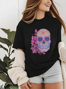 Camiseta de Cuello en V para Mujer con Calavera de Azúcar y Flores para Día de los Muertos, Idea de Regalo, diseño femenino con corte en V que realza la silueta, flores delicadas (cempasúchil, rosas) rodeando la calavera decorada, materiales suaves y transpirables, perfecta para regalar a mujeres que buscan estilo y comodidad en festividades - Negro - Ver 1
