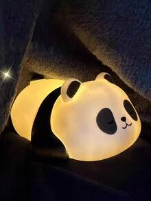 1 قطعة مصباح ليلي بشكل باندا صغير، يعمل بالبطارية، مصدر إضاءة ناعم، مصباح سرير للأطفال، مصباح غرفة LED، باندا لطيف مصباح ليلي، ديكور غرفة الأطفال والرضع، يستخدم لديكور الغرف الممتعة والنوم المريح، مناسب للاستخدام في غرف النوم والمعيشة والمكاتب الداخلية - ضوء أبيض دافئ - مشاهدة 3