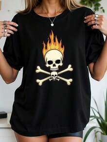 Camiseta negra unisex con estampado de calavera ardiente y huesos cruzados estilo urbano; diseño llamativo ideal para streetwear; suave y cómoda para uso diario; perfecto para destacar en fiestas o salidas casuales; elige moda con actitud y personalidad. - Negro - Ver 1