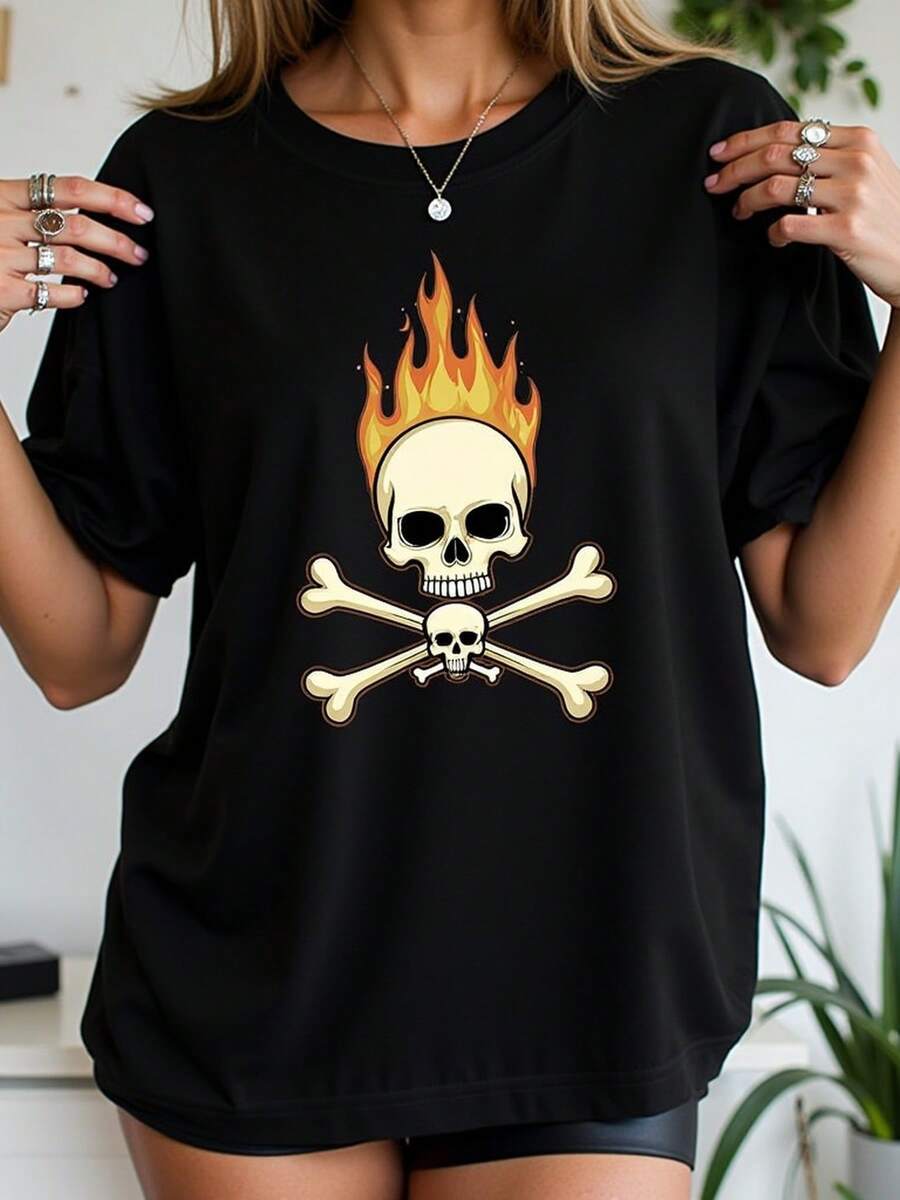 Camiseta negra unisex con estampado de calavera ardiente y huesos cruzados estilo urbano; diseño llamativo ideal para streetwear; suave y cómoda para uso diario; perfecto para destacar en fiestas o salidas casuales; elige moda con actitud y personalidad. - Negro - Ver 1